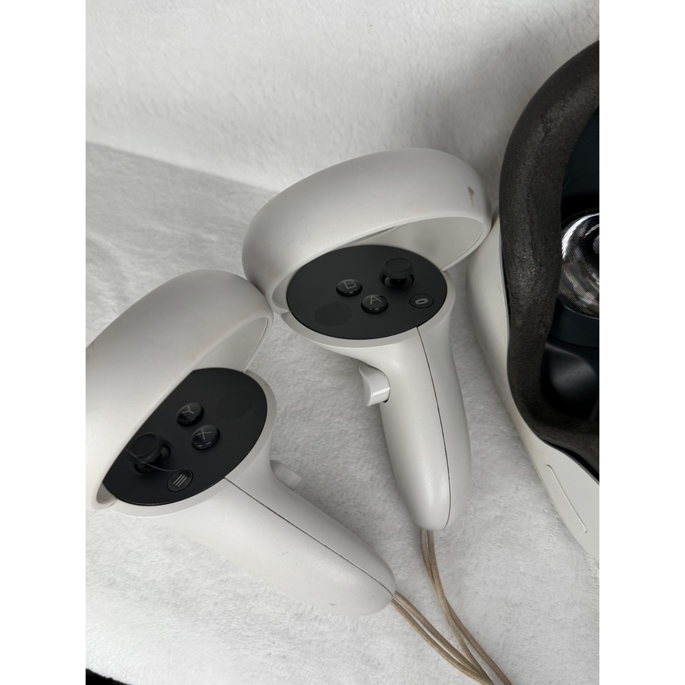 Oculus Quest 2 VR Headset Unisex One Size White Fair Stained Straps Scuffed